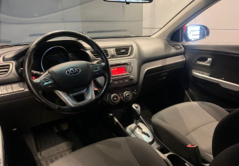 Подержанный автомобиль Kia Rio Hatchback 2014 года (9 фото)
