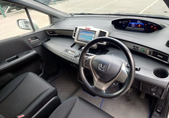 Подержанный автомобиль Honda Freed 2014 года (12 фото)