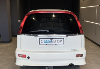 Подержанный автомобиль Honda Stream 2003 года (6 фото)