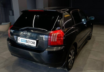 Подержанный автомобиль Toyota Corolla Hatchback 2003 года (7 фото)