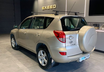 Подержанный автомобиль Toyota RAV4 2006 года (7 фото)