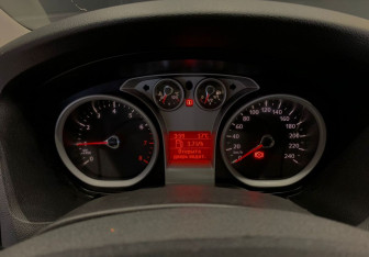 Подержанный автомобиль Ford Focus Hatchback 2011 года (12 фото)