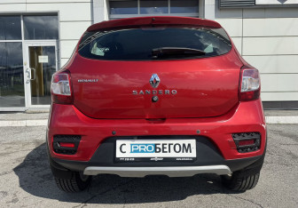 Подержанный автомобиль Renault Sandero 2015 года (4 фото)