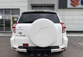 Подержанный автомобиль Toyota RAV4 2011 года (7 фото)