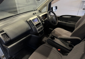 Подержанный автомобиль Nissan Serena Minivan 2006 года (12 фото)