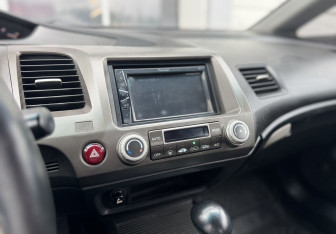 Подержанный автомобиль Honda Civic Sedan 2007 года (10 фото)