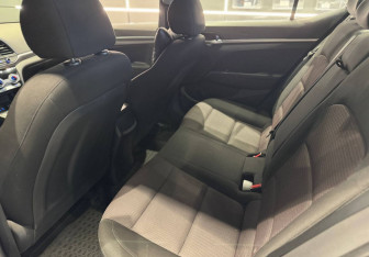 Подержанный автомобиль Hyundai Elantra Sedan 2019 года (16 фото)