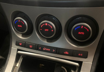 Подержанный автомобиль Mazda Axela Sedan 2010 года (8 фото)