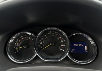 Подержанный автомобиль Renault Sandero 2015 года (12 фото)