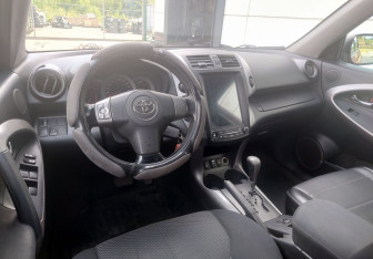 Подержанный автомобиль Toyota RAV4 2006 года (8 фото)