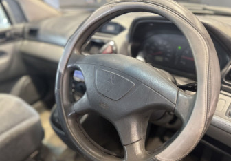 Подержанный автомобиль Mitsubishi Chariot 2001 года (10 фото)