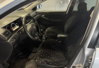 Подержанный автомобиль Toyota Corolla Hatchback 2005 года (9 фото)