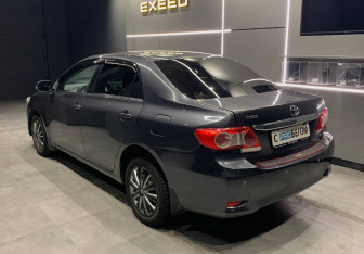 Подержанный автомобиль Toyota Corolla Sedan 2011 года (8 фото)