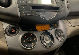 Подержанный автомобиль Toyota RAV4 2006 года (15 фото)