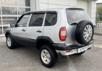 Подержанный автомобиль Chevrolet Niva 2005 года (8 фото)