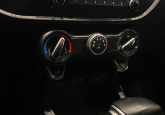 Подержанный автомобиль Kia Rio Sedan 2018 года (12 фото)