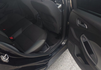 Подержанный автомобиль Ford Focus Hatchback 2011 года (13 фото)