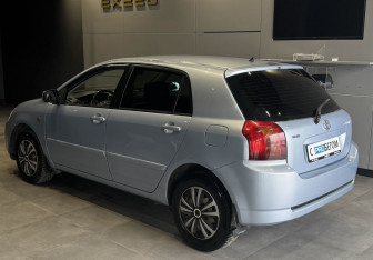 Подержанный автомобиль Toyota Corolla Hatchback 2005 года (7 фото)