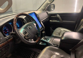 Подержанный автомобиль Toyota Land Cruiser Suv 2009 года (9 фото)