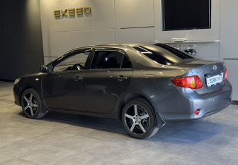 Подержанный автомобиль Toyota Corolla Sedan 2008 года (5 фото)