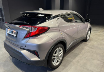 Подержанный автомобиль Toyota C-HR 2020 года (5 фото)