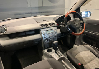 Подержанный автомобиль Mazda Demio 2006 года (9 фото)