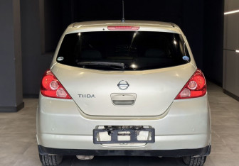Подержанный автомобиль Nissan Tiida Hatchback 2005 года (6 фото)