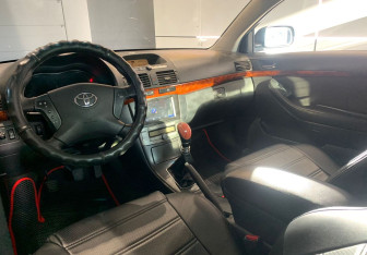 Подержанный автомобиль Toyota Avensis Sedan 2004 года (10 фото)