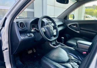 Подержанный автомобиль Toyota RAV4 2010 года (14 фото)