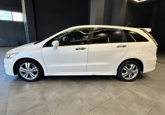 Подержанный автомобиль Honda Stream 2009 года (9 фото)