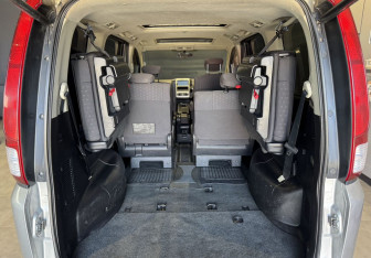 Подержанный автомобиль Nissan Serena Minivan 2006 года (17 фото)