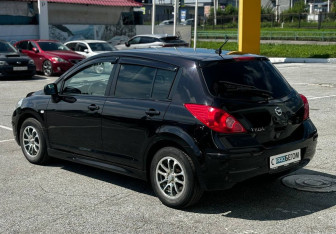 Подержанный автомобиль Nissan Tiida Hatchback 2010 года (6 фото)