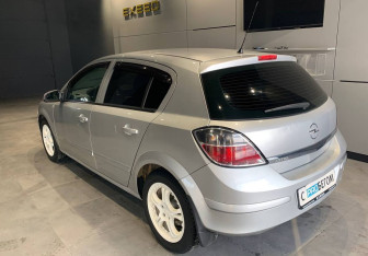 Подержанный автомобиль Opel Astra Sedan 2008 года (7 фото)