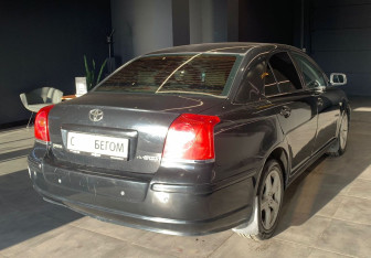 Подержанный автомобиль Toyota Avensis Sedan 2004 года (7 фото)