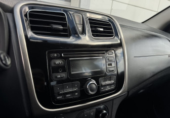 Подержанный автомобиль Renault Sandero 2015 года (11 фото)