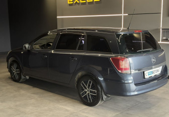 Подержанный автомобиль Opel Astra Wagon 2011 года (7 фото)