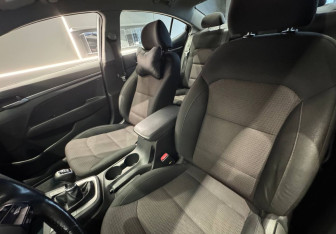 Подержанный автомобиль Hyundai Elantra Sedan 2019 года (15 фото)