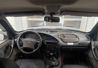 Подержанный автомобиль Chevrolet Niva 2005 года (18 фото)