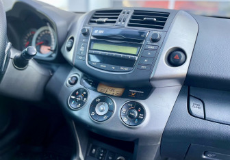 Подержанный автомобиль Toyota RAV4 2010 года (13 фото)