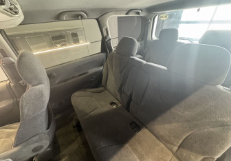 Подержанный автомобиль Mitsubishi Chariot 2001 года (14 фото)