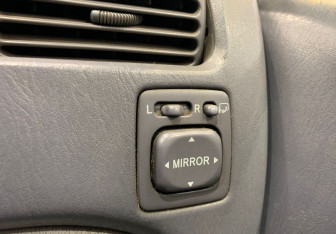 Подержанный автомобиль Toyota Raum 2000 года (8 фото)