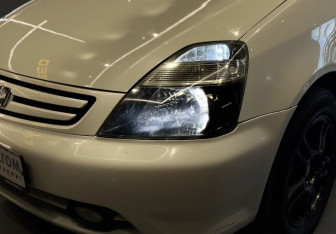 Подержанный автомобиль Honda Stream 2003 года (16 фото)
