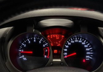 Подержанный автомобиль Nissan Juke 2011 года (12 фото)