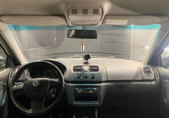 Подержанный автомобиль Skoda Fabia Hatchback 2012 года (7 фото)