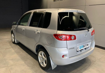 Подержанный автомобиль Mazda Demio 2006 года (7 фото)