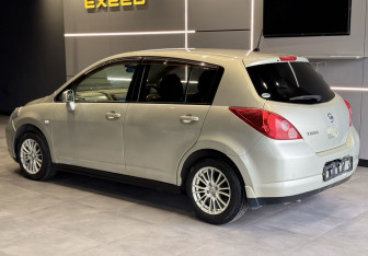 Подержанный автомобиль Nissan Tiida Hatchback 2005 года (7 фото)