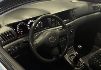 Подержанный автомобиль Toyota Corolla Hatchback 2005 года (8 фото)