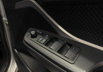 Подержанный автомобиль Toyota C-HR 2020 года (13 фото)