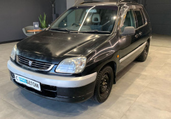 Подержанный автомобиль Toyota Raum 2000 года (4 фото)