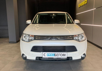 Подержанный автомобиль Mitsubishi Outlander 2014 года (3 фото)